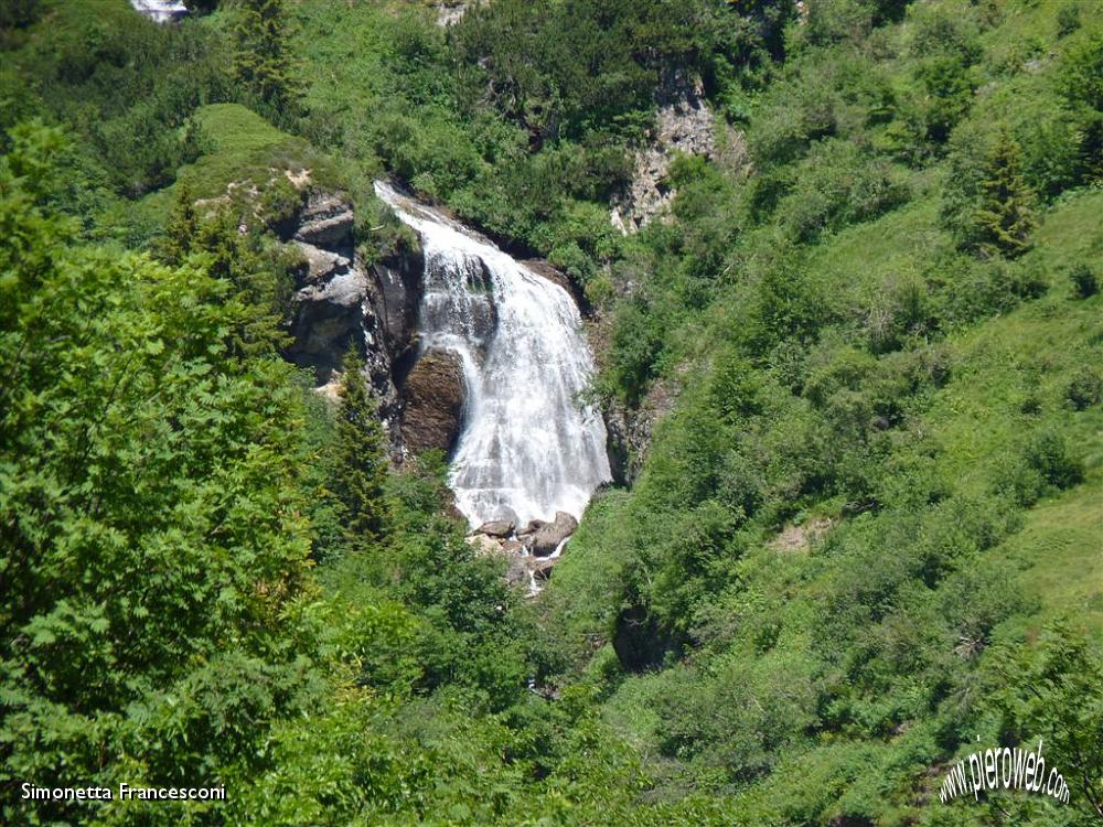 35 Cascata tra il verde della valle.JPG